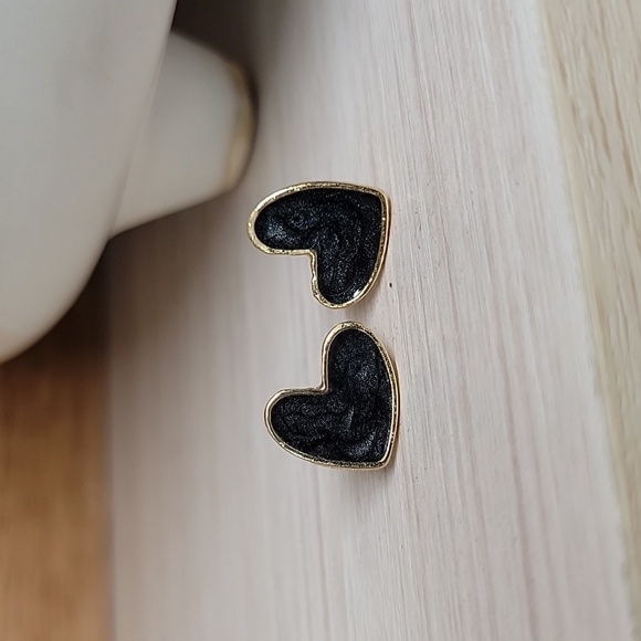 Black Heart Enamel Swirl Stud Earrings - Picture 2 of 6